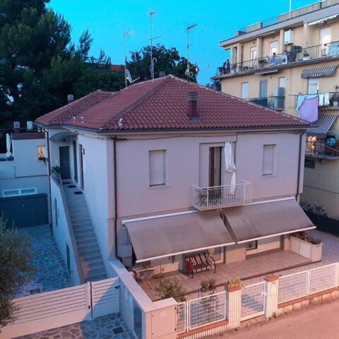 Good House- Ampio Appartamento Vicino Al Mare 里米尼 外观 照片